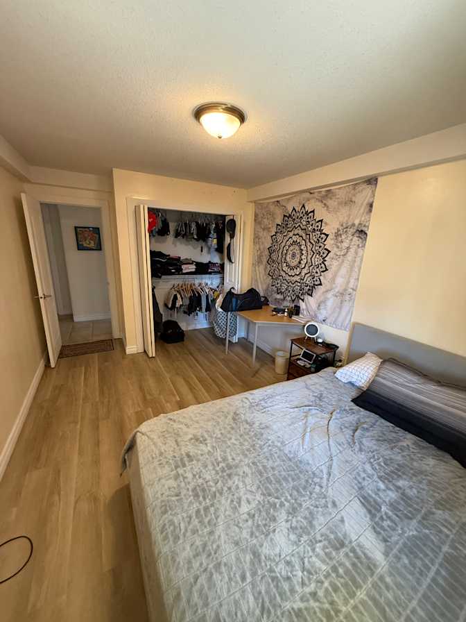 Deval's room