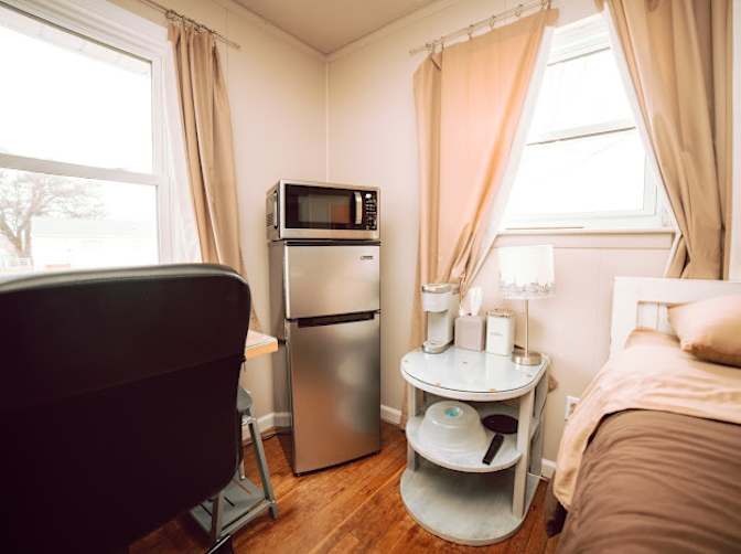 Fully Furnished's room