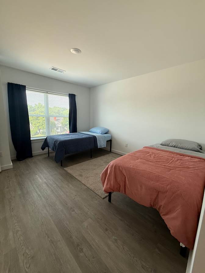 leslie's room