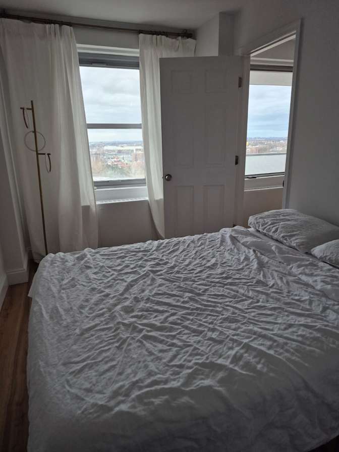 Leona's room