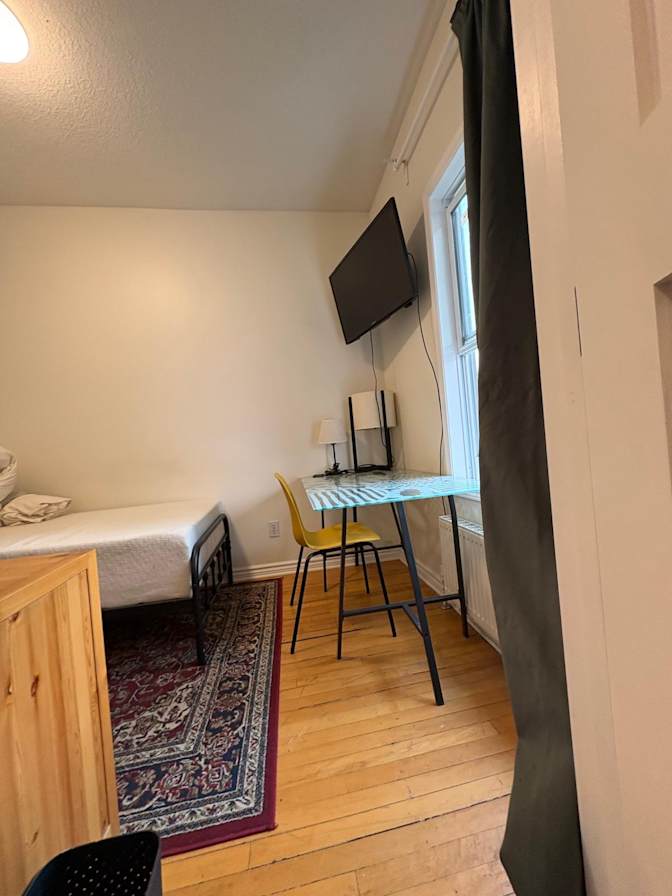 Craig YOW's room