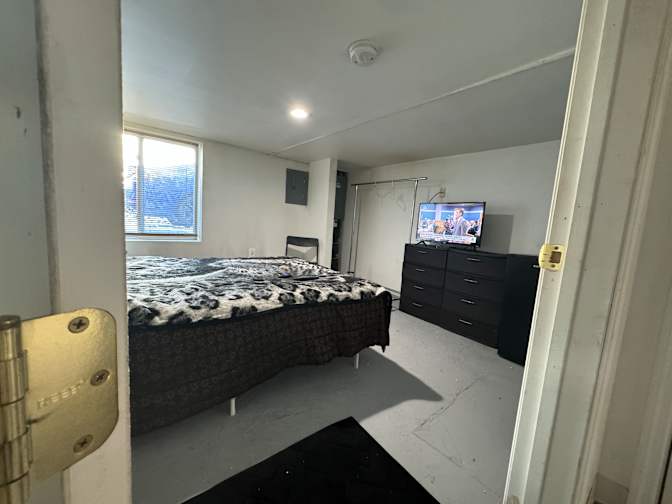 RONNIE's room