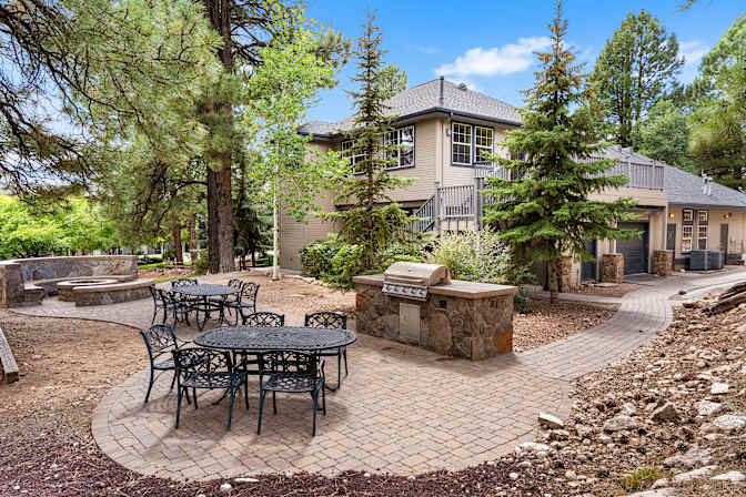 Highland Village Apartments's room