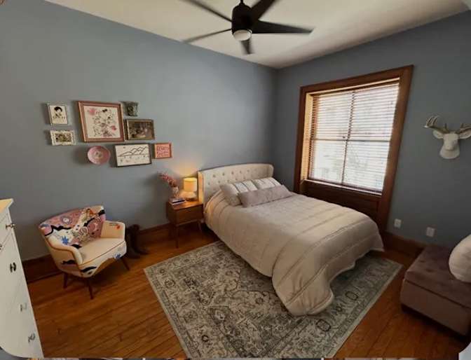 Welcome to this bright and well maintained apartment's room