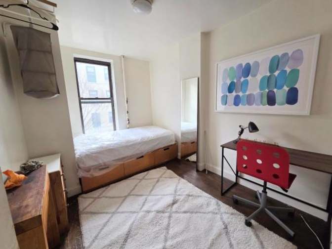 Medium Size Furnished Room Facing the Yard's room