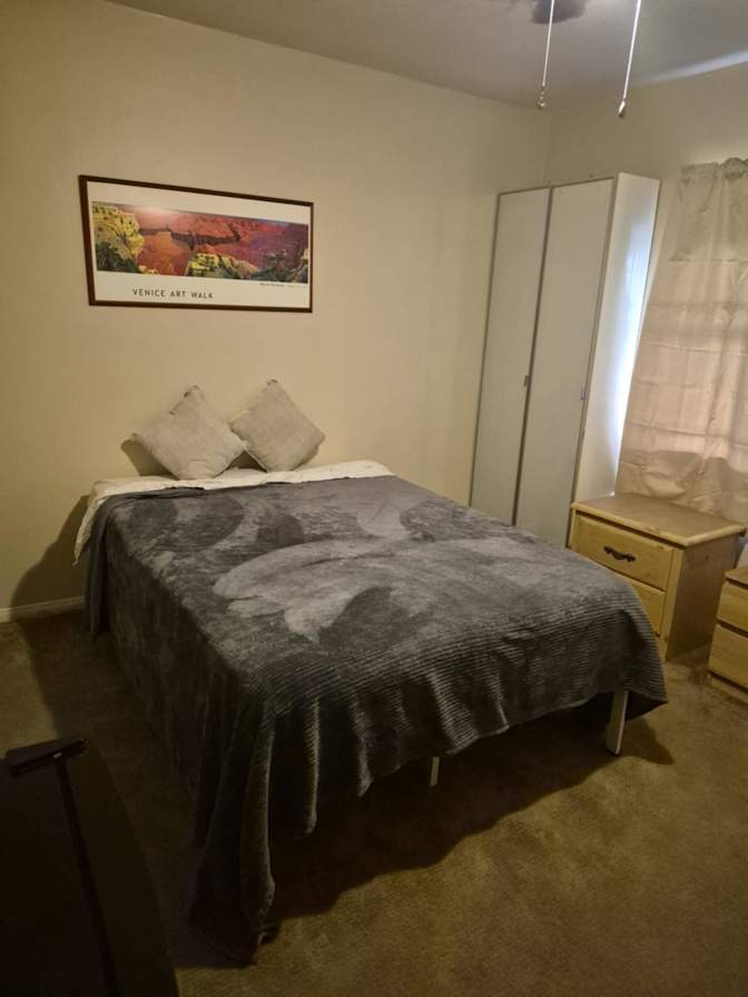Leslie's room