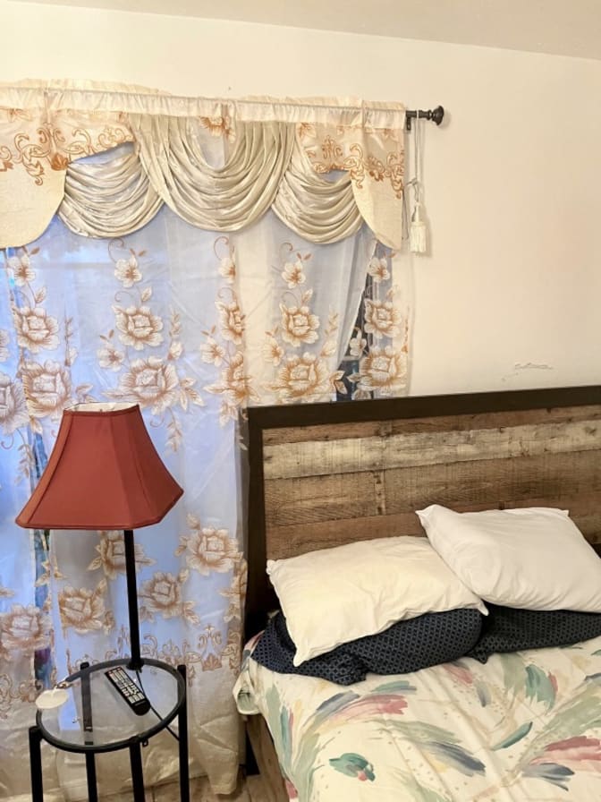 Ali H's room