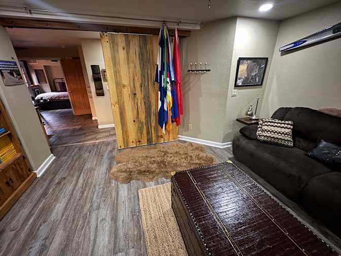 Jeffery Lampas's room