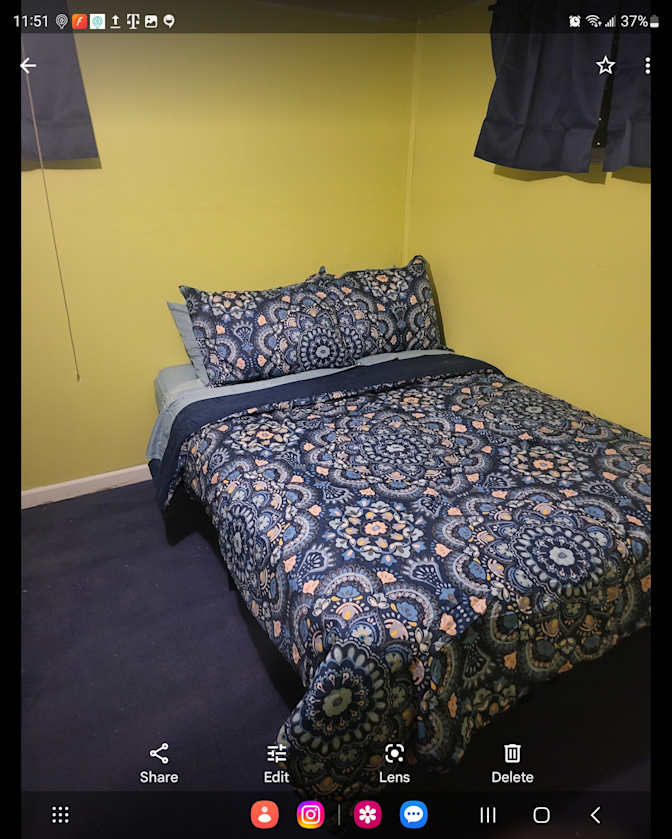 LESLIE's room