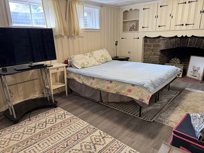 JACKIE HYOUNG's room
