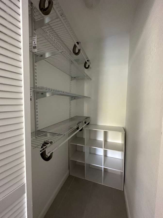 Yossi's room