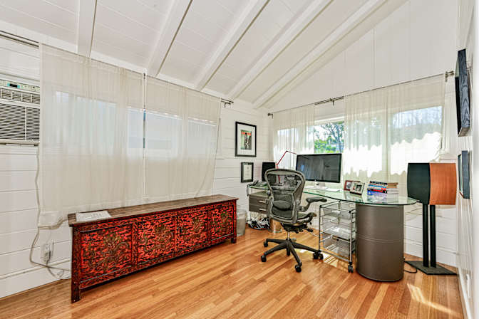 Edgar A. Macías's room