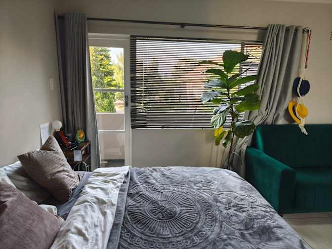 Leslie's room