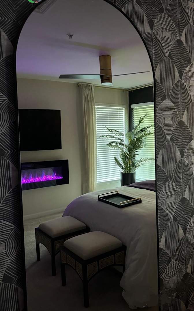 Dee's room