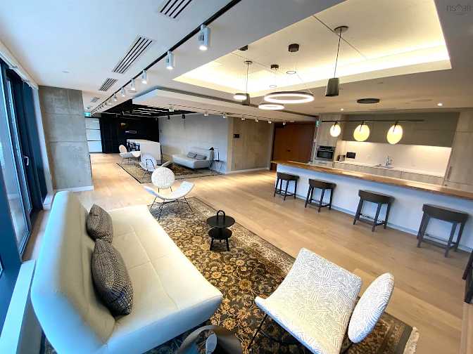 Neo's room