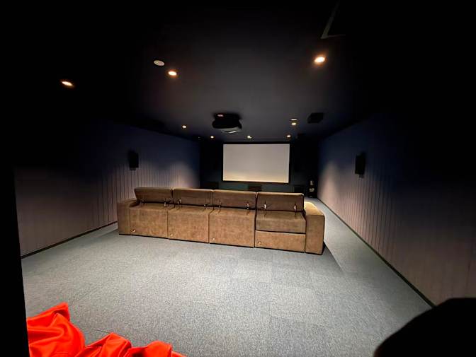 Jingran Hu's room