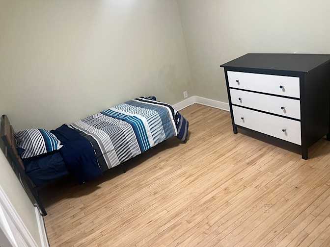 RL Homes's room