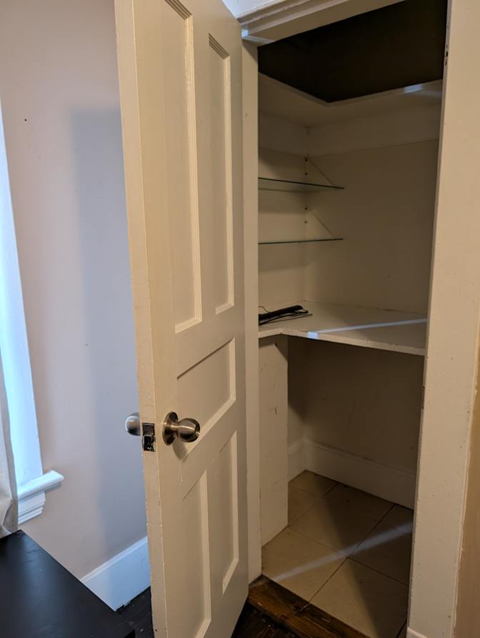 Yllor's room