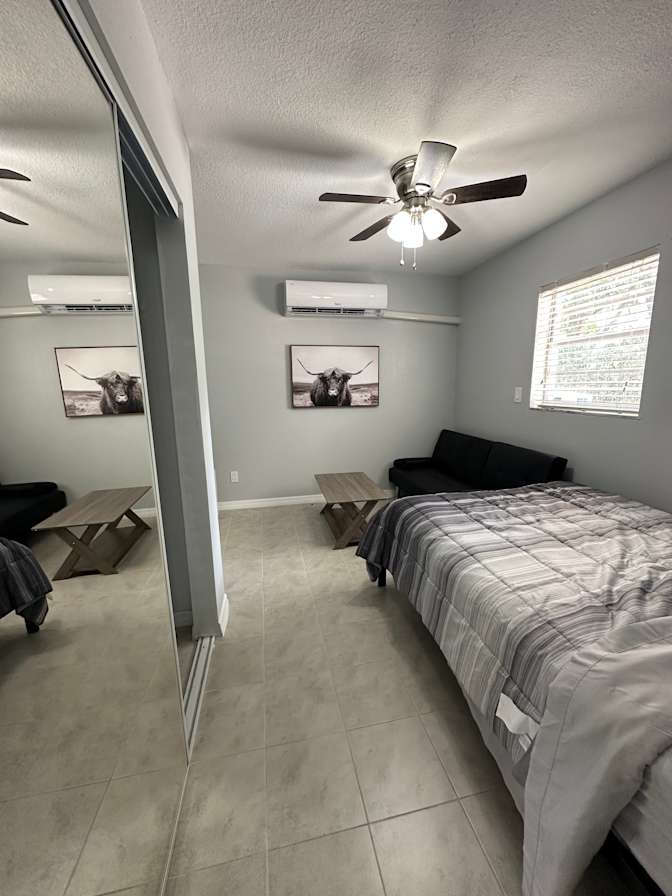 Yossi's room