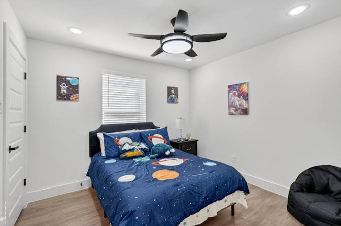 sam's room