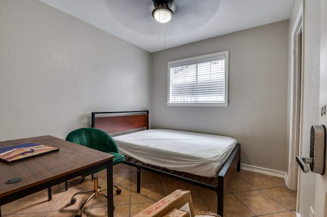 Magali A.'s room