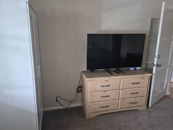 Leslie's room