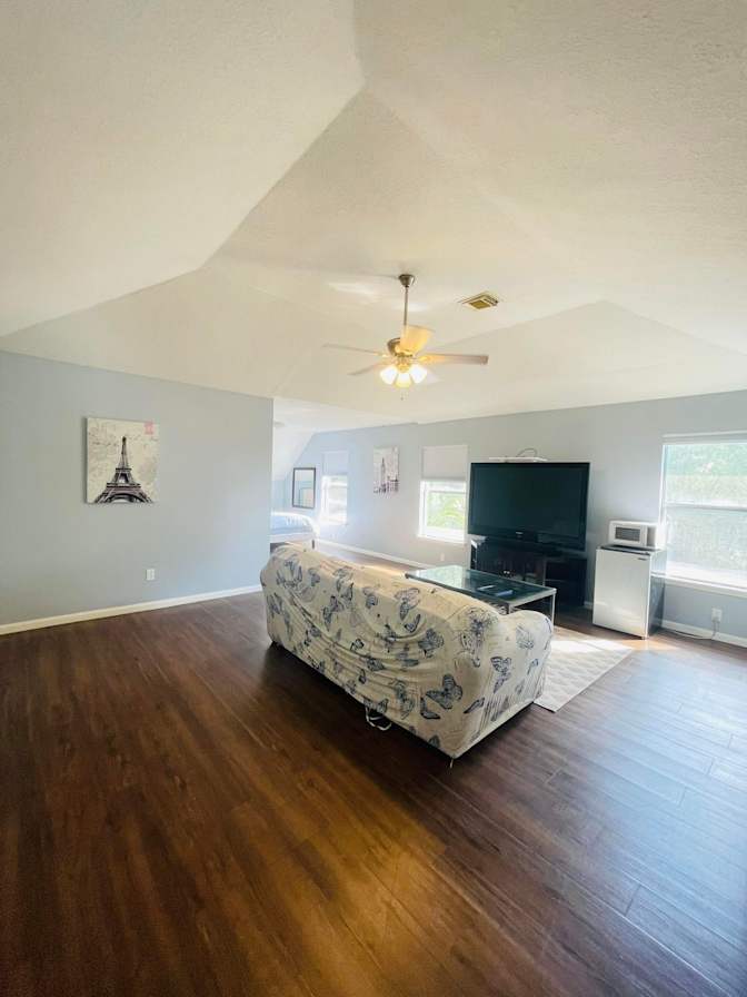 Hannah Nguyen's room