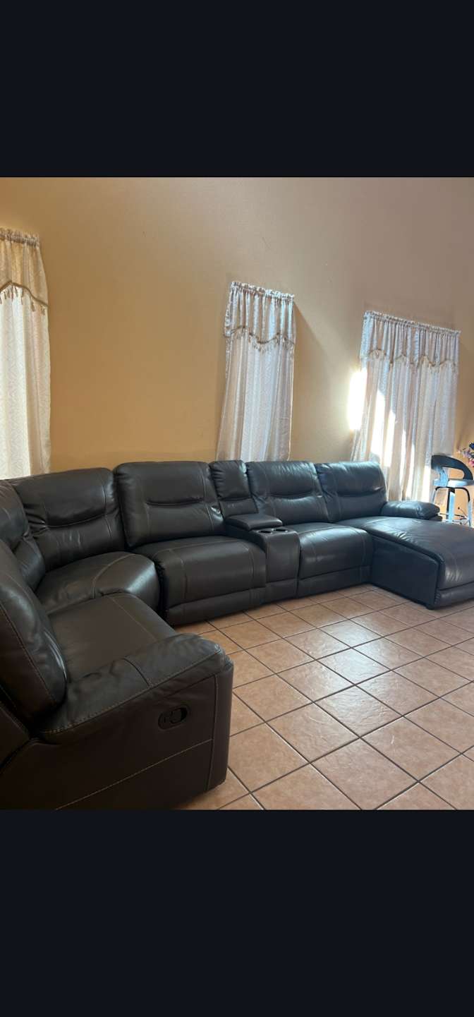 Emmanuel Flores's room
