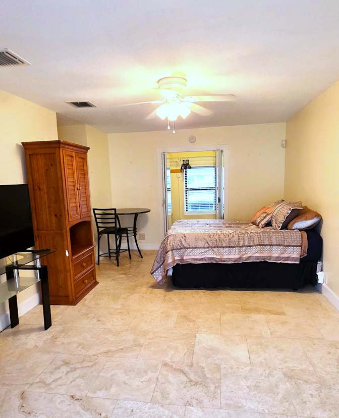 LAURA SCLAR's room