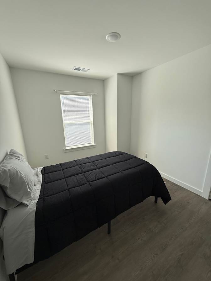leslie's room