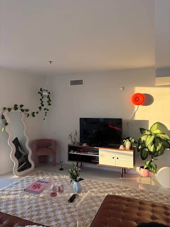 Arielle Elyse Spring's room