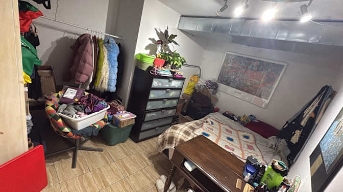 H Evan Cohen's room