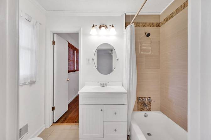 lifedoorrentals's room