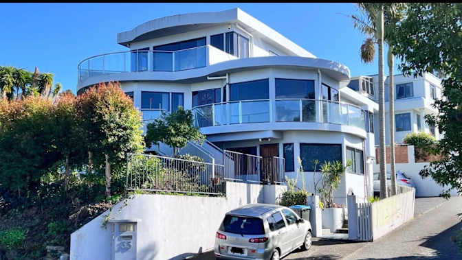 Zaara's room