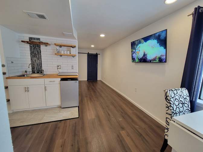 Furnished room with own bathroom in a house | Commerc... – Roomies.com