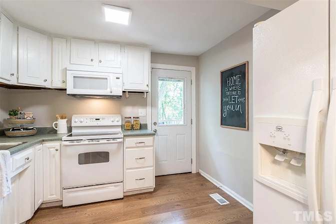 Alcove Rooms's room