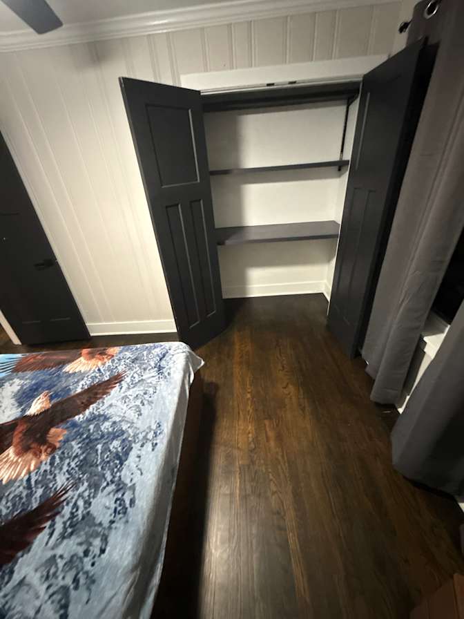 Alcove Rooms's room