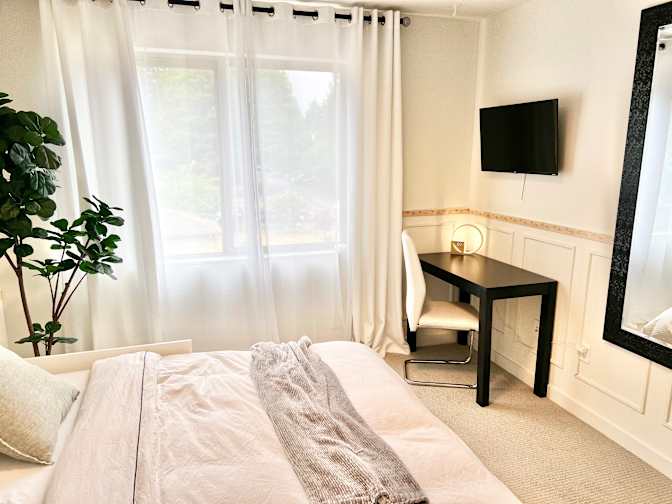 Eli & Sandy's room