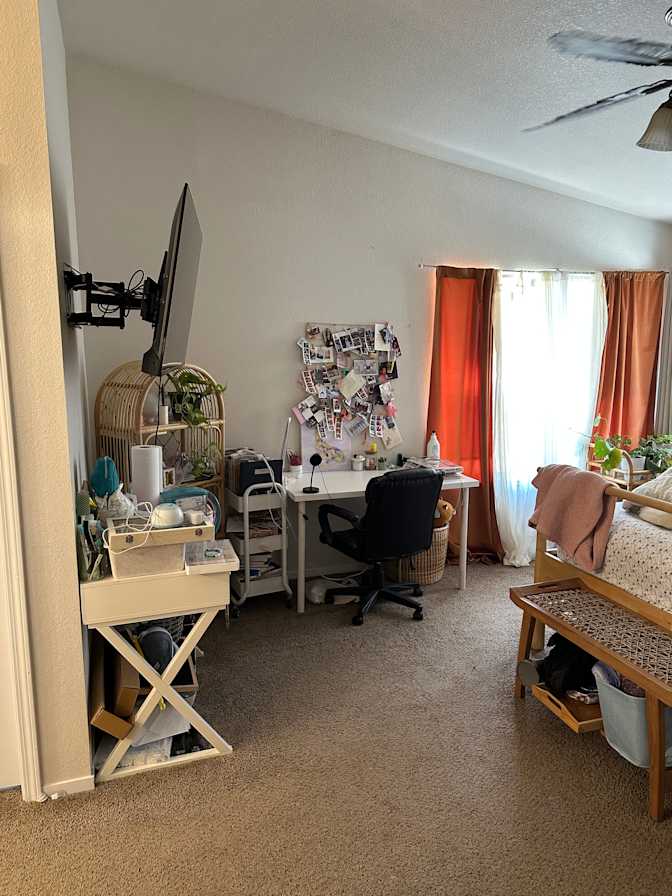 Em McKinnon's room