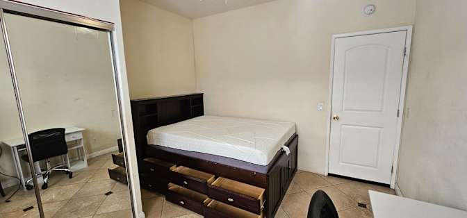 BUTZ RODELAS's room