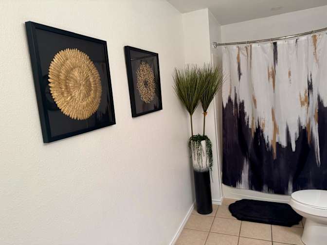 Bedroom-Private Bathroom - available UTSA-LA CANTERA area's room