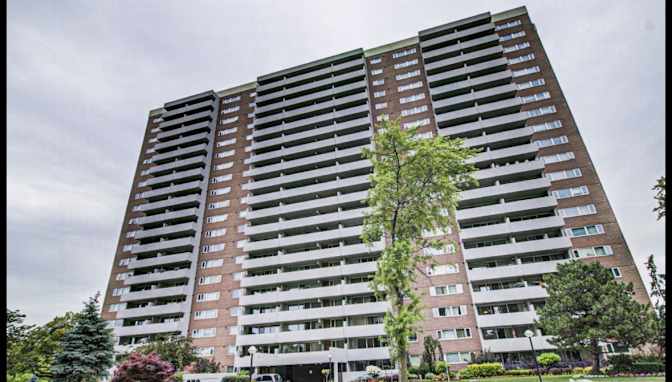 Cozy Spacious Room in Two Bedroom Condo Steps from Humber River's room
