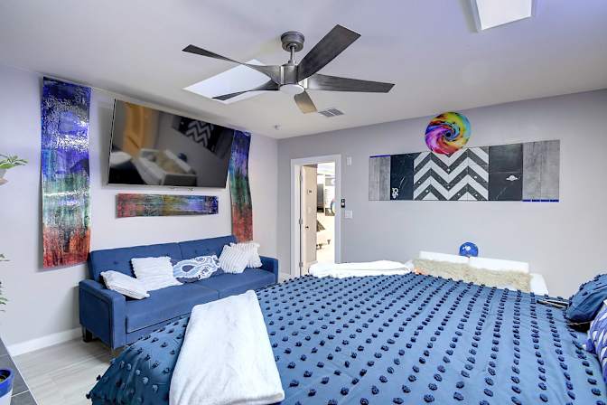 Dennis Lev's room