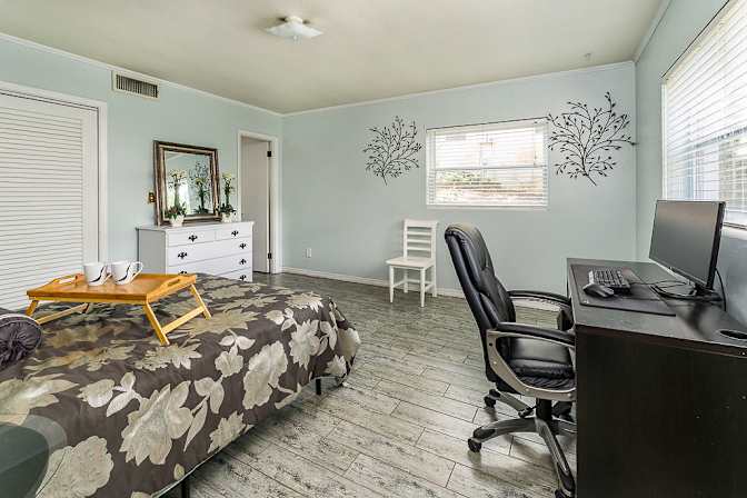 Leslie's room