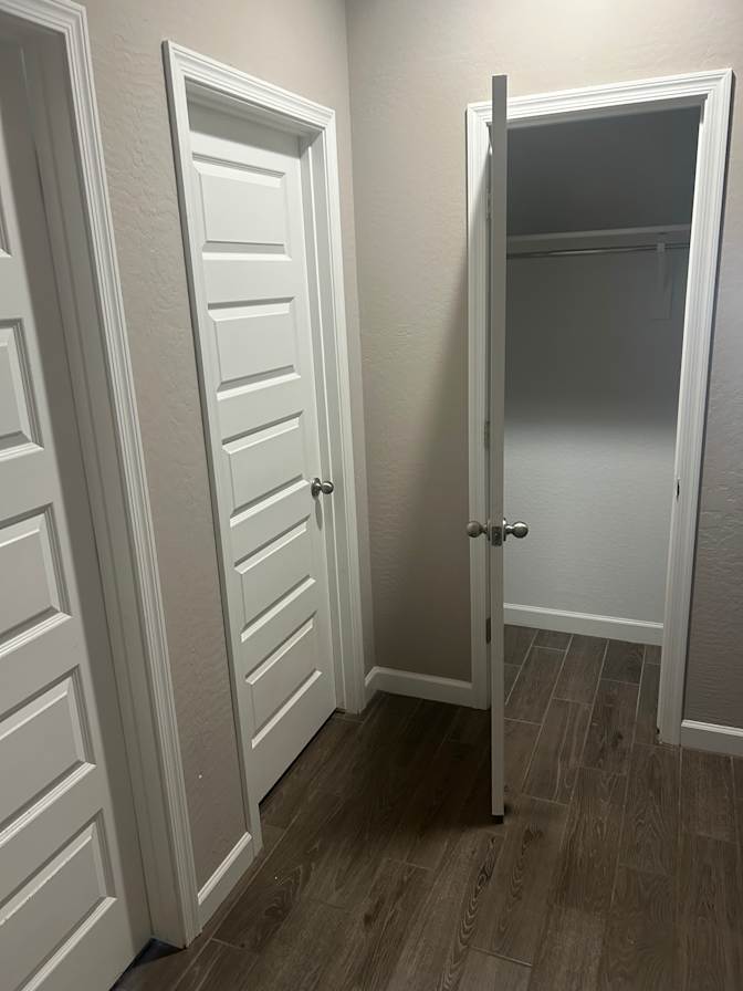 Izek's room
