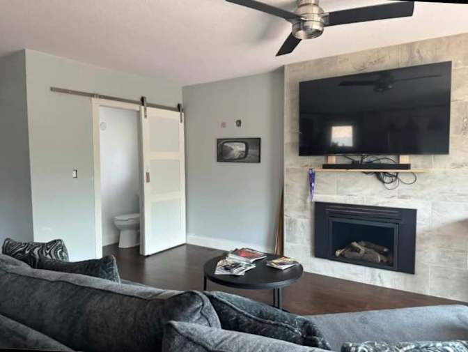 Downtown Kelowna Furnished Suite's room