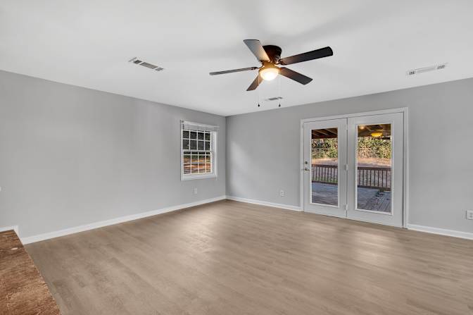 lifedoorrentals's room