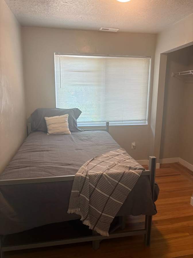 University Gardens's room