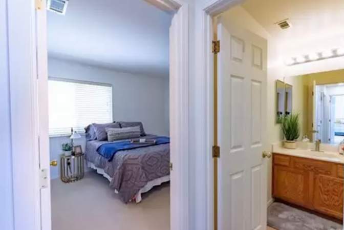 Saul M.'s room