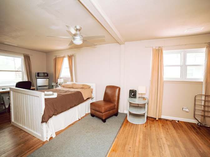 Fully Furnished's room